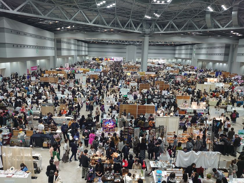 밝은 조명 아래 수많은 독립 부스와 관람객이 가득한 Design Festa 전시장 전경