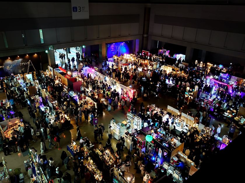 개별 조명과 영상, 빛을 활용한 부스들이 모여 있는 Design Festa의 어두운 부스 구역
