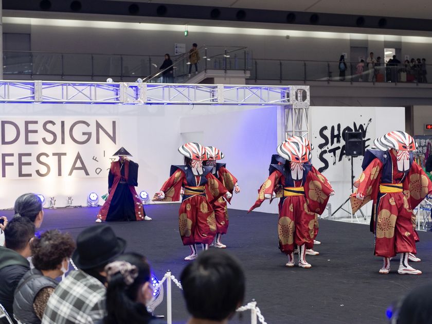 전통 의상을 현대적으로 재해석한 공연팀이 관람객 앞에서 무대를 펼치는 Design Festa의 쇼 스테이지